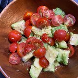 アボカドとトマトの簡単サラダ
